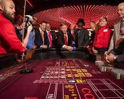 Hip Hop Panda payout table showing symbol values and bonus features
